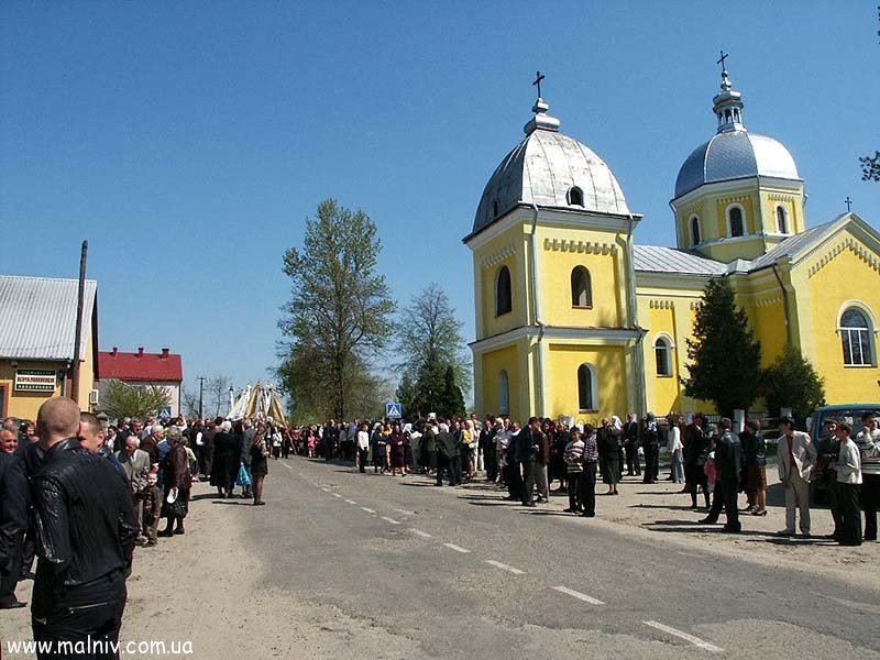 Люди виходять з церкви і чекають на всіх