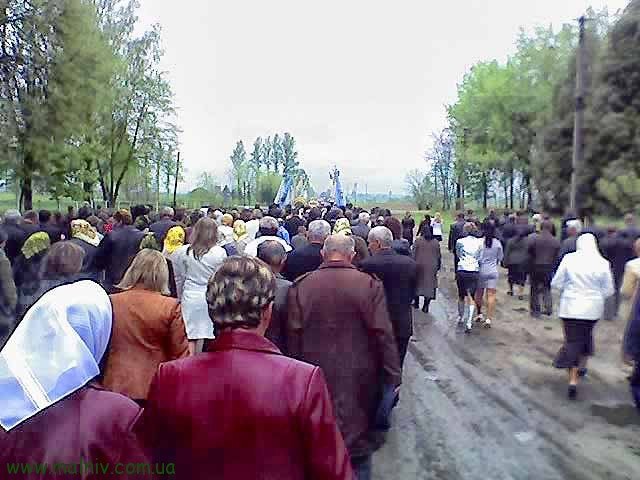 Процесія заповнила майже всю дорогу від церкви до цвинтаря