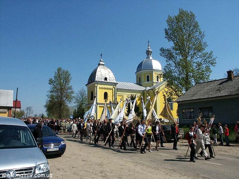Процесія вирушає до цвинтаря
