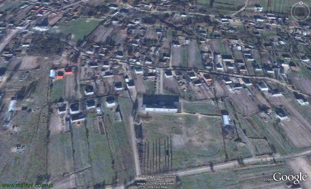 В центрі фото - Малнівська школа