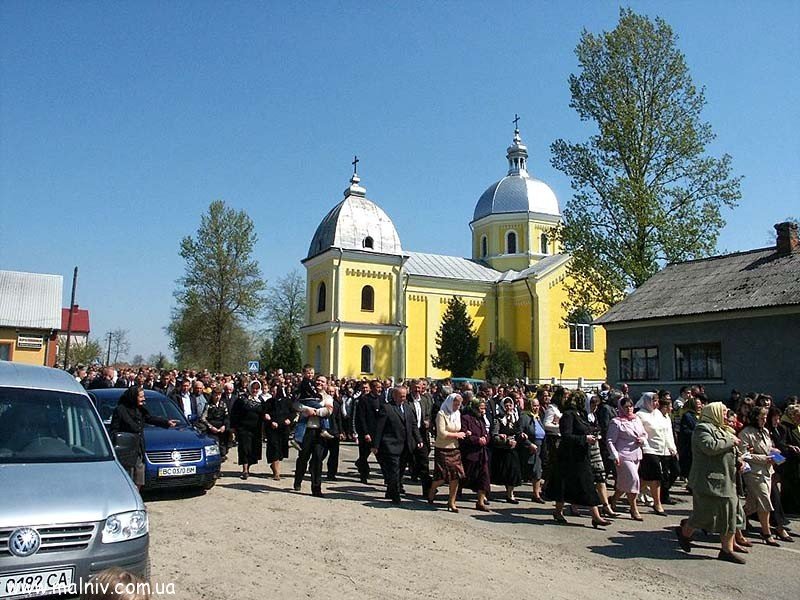 Люди на передньому плані - це храмові хористи