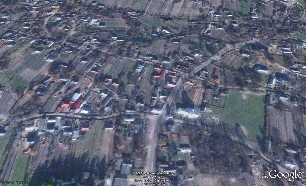 В центрі фото - церква і центр села