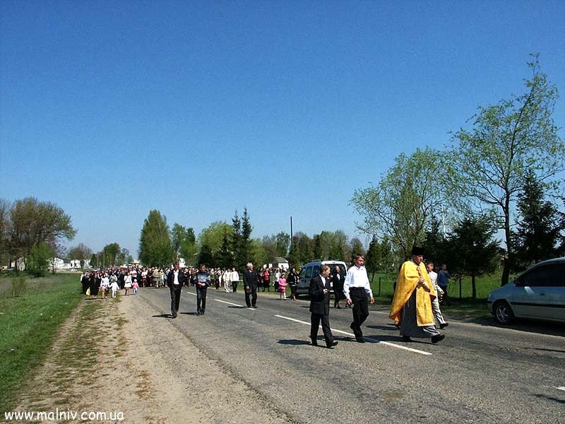 На передньому плані отець Андрій