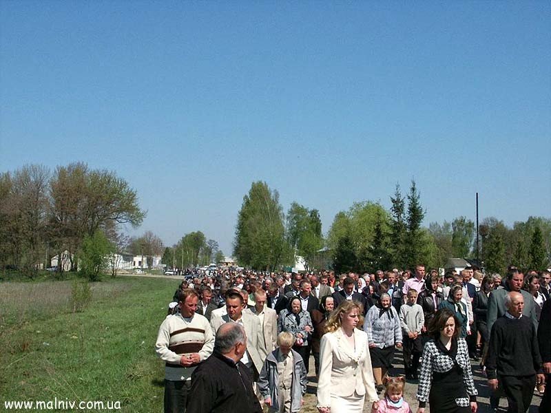 На цій фотографії можна розгледіти себе, знайомих і односельчан