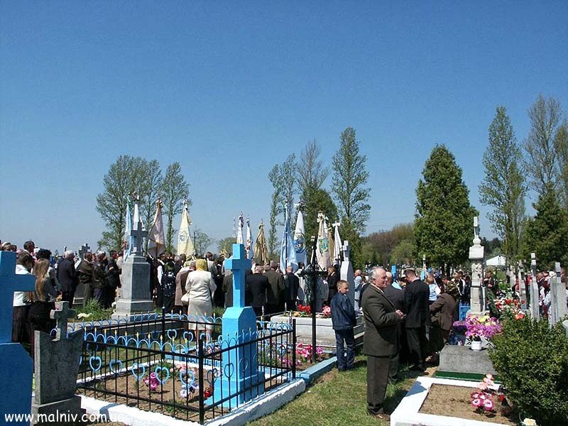 Молитва на могилі отця Білика