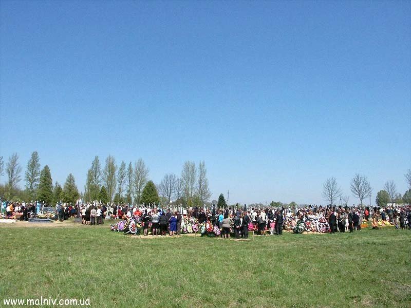 В цей день цвинтар "оживає"