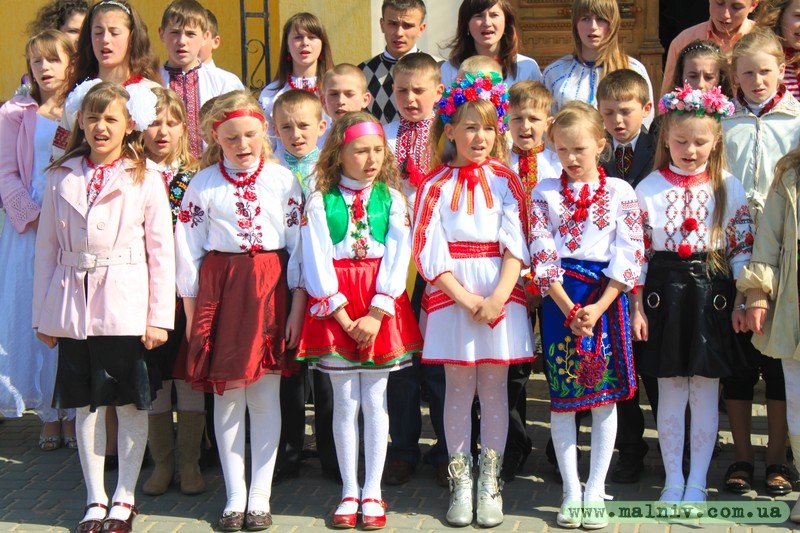 Зблизька видно, що всі були вдягнуті в українське національне вбрання