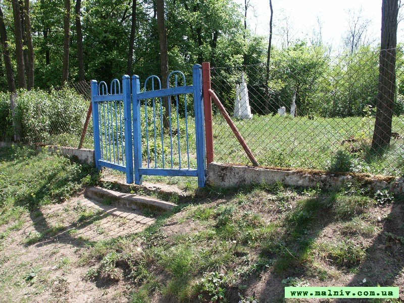 Старий цвинтар біля церкви
