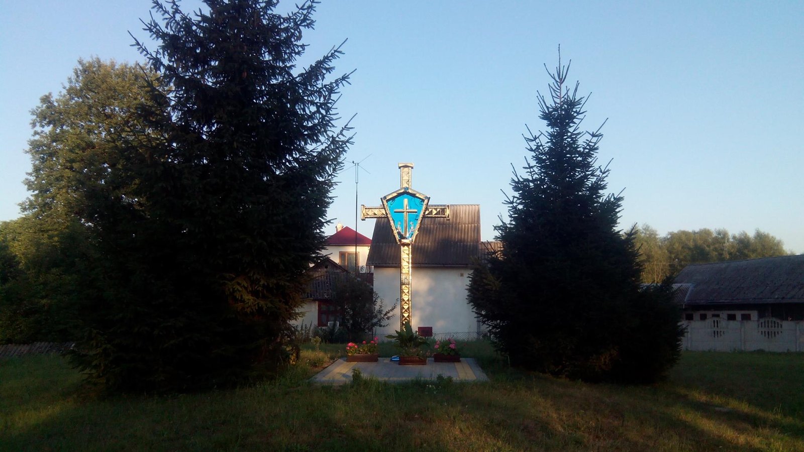 Хрест оновлений Ярославом Дорошем. Дуже гарно дивиться вечором у відбитих проміннях сонця, хоча всю красу на фото неможливо передати...