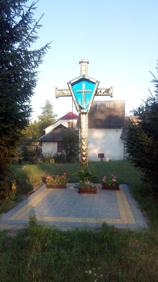 Хрест оновлений Ярославом Дорошем. Дуже гарно дивиться вечором у відбитих проміннях сонця, хоча всю красу на фото неможливо передати...