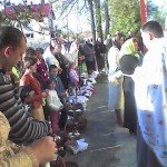 Отець Андрій окроплює паски