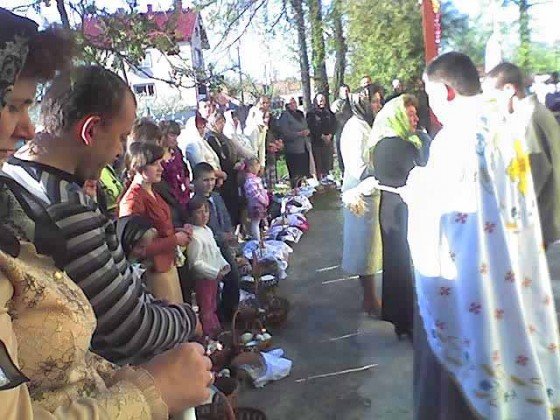 Отець Андрій окроплює паски