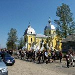 Процесія вирушає до цвинтаря