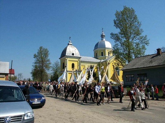 Процесія вирушає до цвинтаря