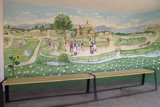 Розмальована зупинка в Малнові